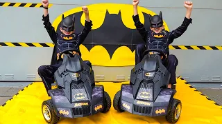 Vlad dan Niki berpura-pura menjadi Batman dan bermain dengan mainan Batman