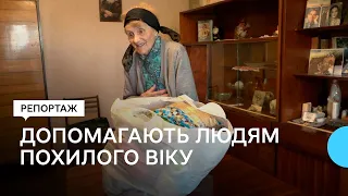 Івано-франківські волонтерки возять пенсіонерам продукти й ліки