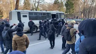 Столкновения под Радой. Полиция забрала у протестующих палатку