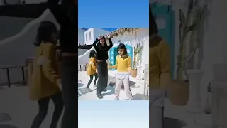 Tuba Büyüküstün y sus hijas bailando!