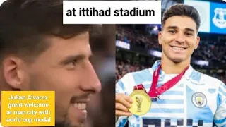 Julian Alvarez gets a heroic welcome in Manchester city stadium 🏆🤟