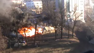 Початок штурму Майдану 18 лютого. Барикада біля станції метро "Хрещатик" на Інститутській.