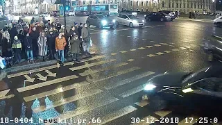 Видео ДТП на Невском проспекте. Сбитым пешеходам горел "зеленый".
