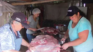 PREPARO DA CARNE DE PORCO NA ROÇA DA ELIANA E DO DONATO