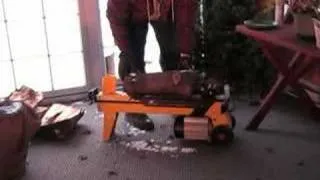 Demostration of the Pow 'R' Kraft 4T Electric Log Splitter