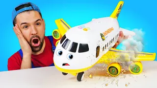 Il meccanico dei giocattoli ripara un aeroplano che trasporta le macchine! Autofficina per bambini