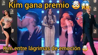 Así celebro su triunfo Kimberly Loaiza junto a Juan de Dioa en los Premios lo Nuestro