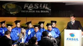 Eduardo Pimentel dircursa como paraninfo de turma da FASUL