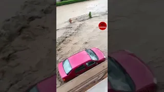Во Владикавказе из-за сильного ливня улицы затопили мощные потоки воды