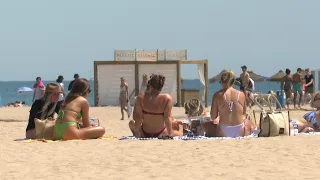 Turistas en Valencia combaten la ola de calor con un baño en la playa