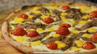 Пицца с маринованой телятиной и томатами