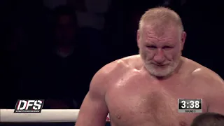 Tolea Ciumac l-a sufocat pe Rambo in meciul de MMA. Nevasta lui Tolea a intrat in ring