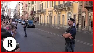 Putin a Roma, via del Corso blindata per la lunga scorta. E tra i curiosi c'è chi dice: "Putin chi?"