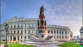 Промовиста інсталяція: одесити одягнули на пам'ятник Катерині II ковпак ката, а на руку зашморг