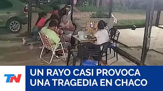 Una familia tomaba mate en la galería de una casa y cayó un rayo: gritos, corridas y chispazos