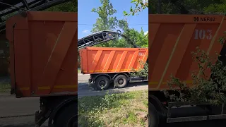 Ремонт дороги в Тюмени. In the city of Tyumen, the road is being repaired.