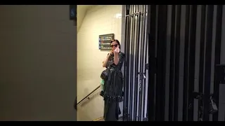 Björk : Giving the middle finger to a stalking "fan" OCT 2019