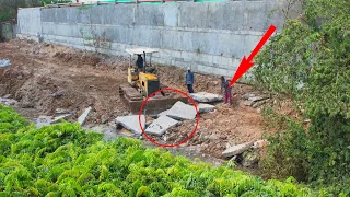 Smart Bulldozer Pushing Soil Fill Under The Wall With Mini 5T Dump Truck