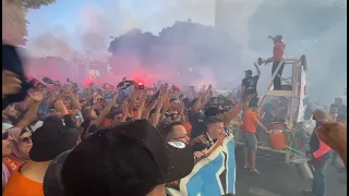 OM-Lyon L'arrivée du cortège des South Winners qui fêtent leurs 35 ans devant le Vélodrome #OMOL #OM