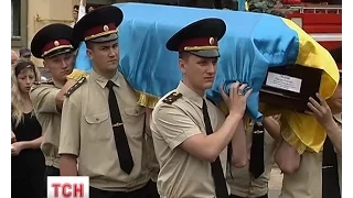 Сьогодні в Києві попрощалися з трьома вогнеборцями, які загинули на нафтобазі