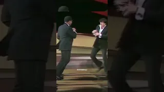 Muhammad Ali surprises Sylvester Stallone at the 1977 Oscars👑😂