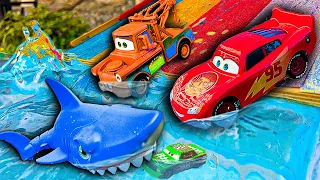 Looking for Disney Pixar Cars On the Rocky Road : Lightning McQueen, Mater, Dinoco McQueen, Mack