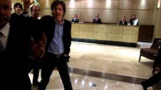 Paul McCartney saliendo del Hotel Four Seasons hacia su concierto en el Zocalo