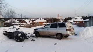Отец с сыном разбились на снегоходе