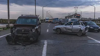 В Днепре на Кайдакском мосту столкнулись Fiat и ВАЗ: среди пострадавших дети