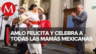 Con músicos en La Mañanera, AMLO celebra a las mamás por su día