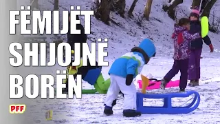 Fëmijët shijojnë borën