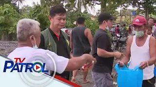 Mga de-lata, bigas handog sa mga apektado ng baha sa Naujan, Oriental Mindoro | TV Patrol