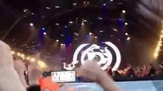 Koning Willem-Alexander op podium Armin van Buuren