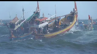 Plawangan Puger...Perahu Ijo Ijo....diangkat ombak besar sore ini