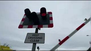 *idiot driver* Harlech Morfa level crossing (Gwynedd)