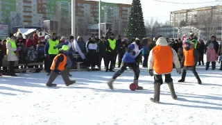 Жители Лангепаса сыграли в валенкобол