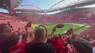 Espectáculo som e festa adeptos antes início Benfica Santa Clara