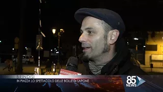 IN PIAZZA LO SPETTACOLO DELLE BOLLE DI SAPONE BRINDISI