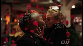 The Flash 6x11 - Amunet Black and Goldface Romantic Kissing Scene