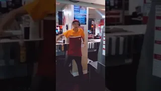 KFC- парень круто танцует