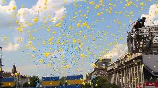 Запуск в небо 5 000 воздушных шаров. Выпускной. Run into the sky 5000 balloons.