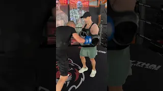 Tim Tszyu practices BRUTAL body shot combo’s