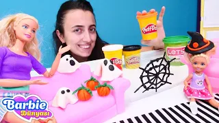 Sevcan, Barbie ve Chelsea için Halloween partisine play doh hamurundan süs yapıyor!