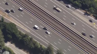 Watch: Police chase ends on Highway 24 in Oakland; Suspects flee