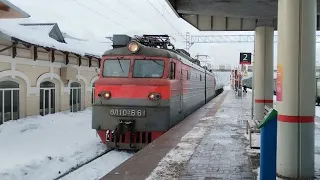 Электровоз ВЛ10У-661 с коротким грузовым поездом