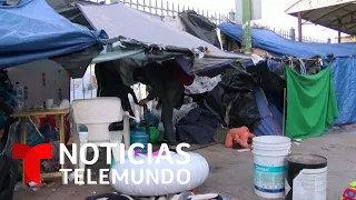 Retiran a migrantes mexicanos de un campamento improvisado en Ciudad Juárez | Noticias Telemundo