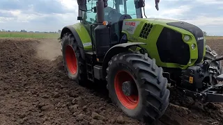 Claas Arion 650 traktor and Lemken Juwel 7 M 3+1 N 100 typ. Mounted Reversible Plough