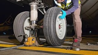 How To Change An Airplane Tire In 10 Minutes | Boeing 737 Wheel Change