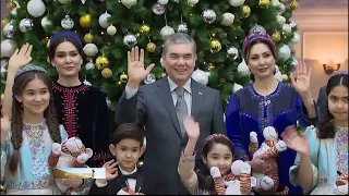 В домашней обстановке президент Туркменистана встретил Новый Год и представил новое стихотворение
