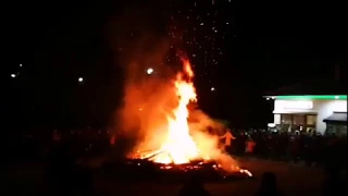 Кукерският карнавал на Сирни Заговезни в Храбрино и ритуалното запалване на огъня